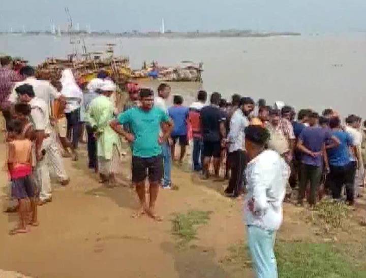 हादसे के बाद सुबह-सुबह घाट पर लोगों की भीड़ जमा हो गई।