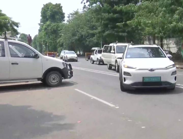 दिल्ली जाने से पहले लालू आवास पहुंचे नीतीश कुमार।