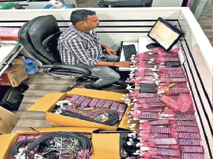 जीपीएस कमांड सेंटर में काम करते कर्मी और वाहनों में लगाए जाने वाली जीपीएस डिवाइस। - Dainik Bhaskar