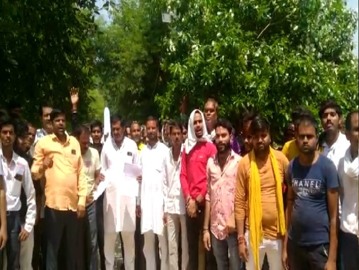 नारे लगाते अलापुर गांव के ग्रामीण