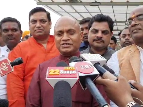 पटना एयरपोर्ट पर मीडिया से बातचीत करते RCP सिंह।