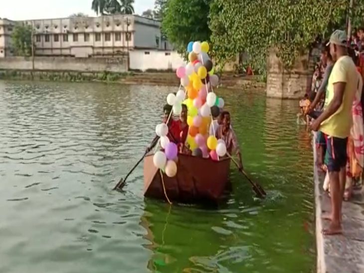 boating done for the child form of Shri Krishna; Crowd of devotees ...