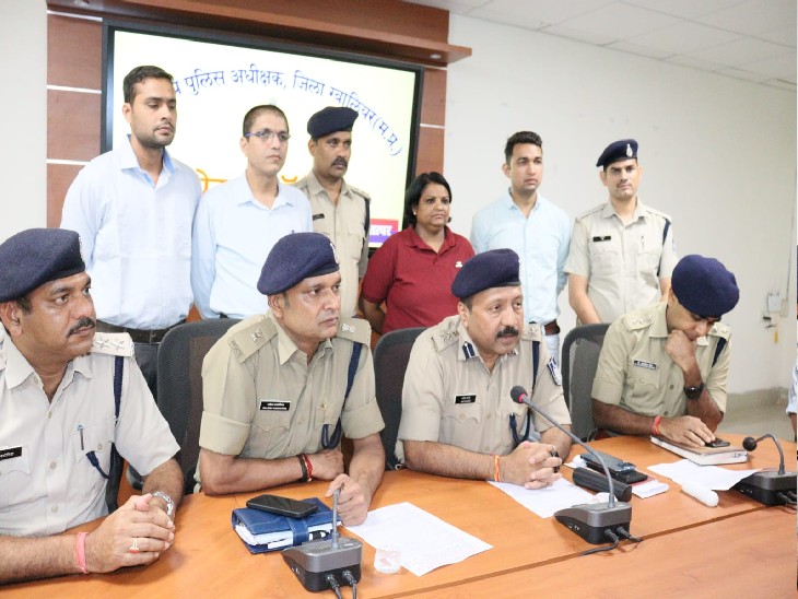 ड्रग्स पकड़ने के बाद मामले का खुलासा करते हुए पुलिस अधीक्षक सांघी