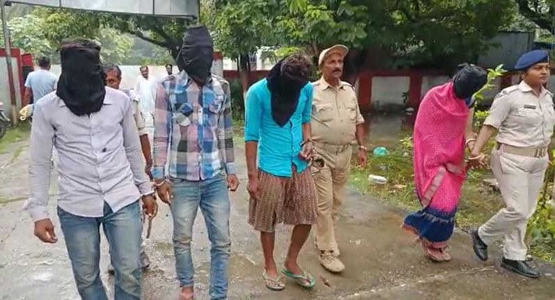 पुलिस ने महिला सहित 4 लोगों को गिरफ्तार किया है। 3 अब भी फरार हैं।