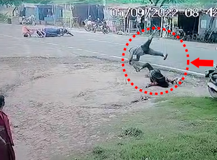 हादसे के बाद बाइक सवार सड़क पर जा रहे युवक से टकराया। वो 2 फीट ऊपर तक उछल गया।