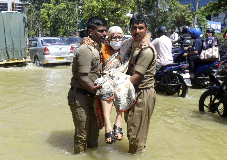 fer 1662456028 Kerala Karnataka Rainfall Flood Situation Updates; Monsoon 2022 Latest Video Footage | Bangalore News | बेंगलुरु में बारिश ने तोड़ा 90 साल का रिकॉर्ड: आलीशान घर, बेंटले और बीएमडब्ल्यू ...