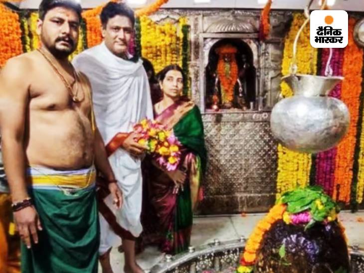 इंडियन क्रिकेटर अनिल कुंबले भी 4 सितंबर की सुबह महाकाल मंदिर पहुंचे थे। जहां वे भस्मारती में शामिल हुए थे। दरअसल अनिल शनिवार को इंदौर में थे। वे रणजी ट्रॉफी जीतने वाली मध्यप्रदेश टीम के खिलाड़ियों सहित प्रदेश के क्रिकेटरों के अवॉर्ड फंक्शन में आए थे।
