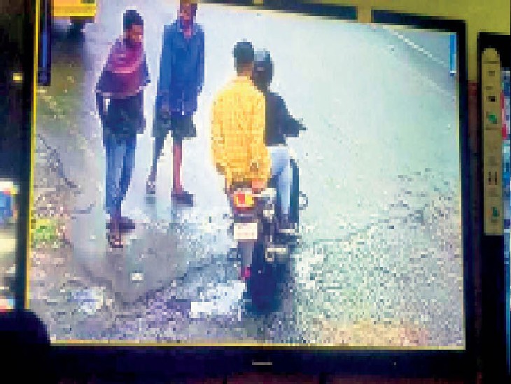 पहला सीसीटीवी फुटेज एसएसपी ऑफिस, दूसरा एमपीएस साइंस कॉलेज के पास का है। - Dainik Bhaskar