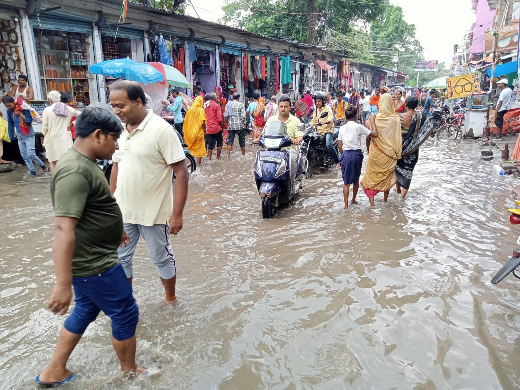 हल्की बारिश के बाद जलजमाव।