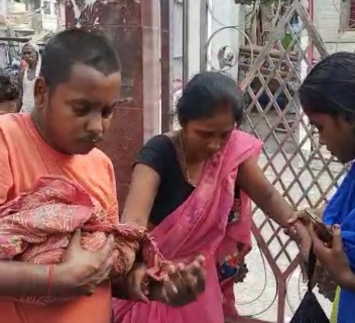 नवजात के परिजन।