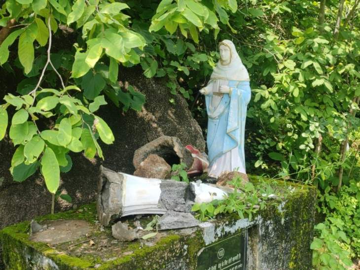 मां मरियम की प्रतिमा दोबारा की गई खंडित।