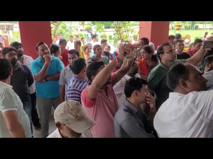 परिजनों ने जांच करवाने की भी बात कही।