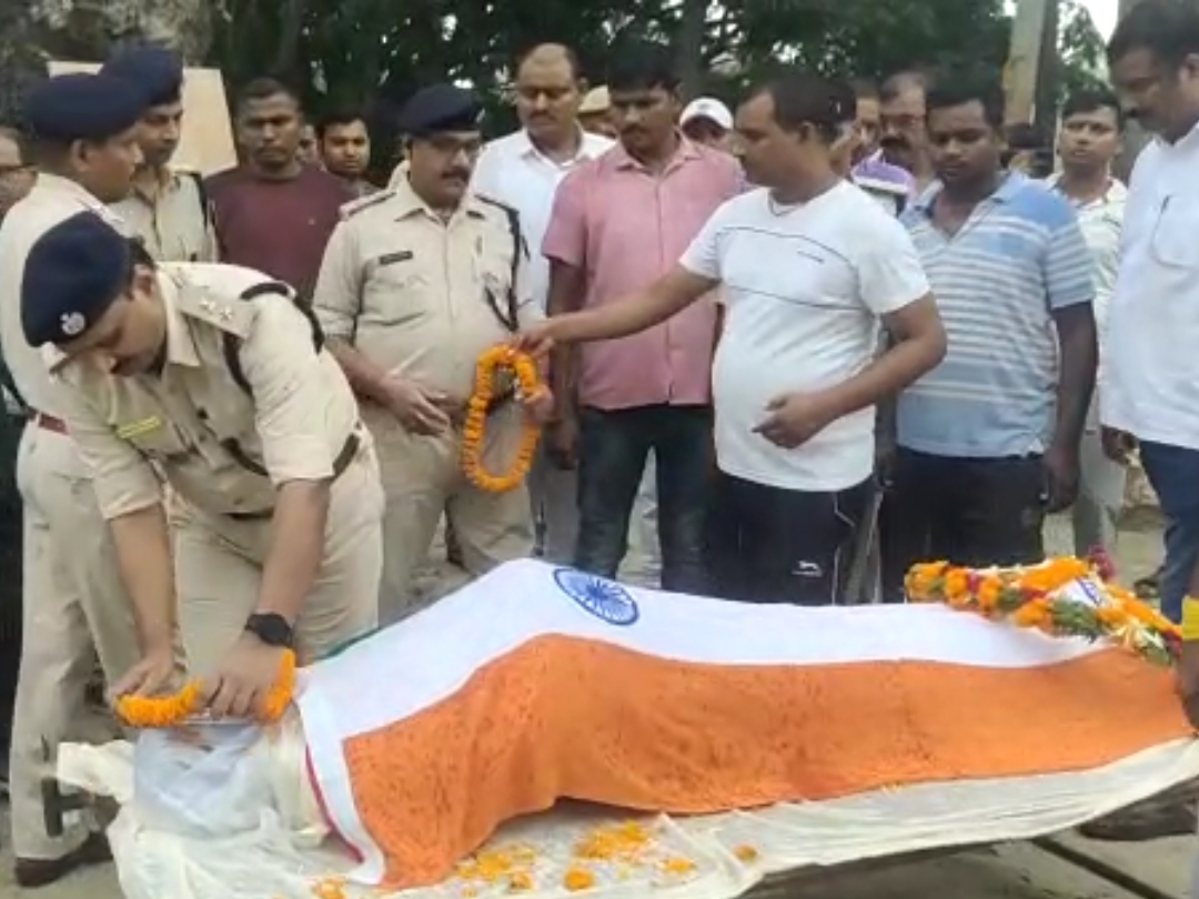 कॉन्स्टेबल बाल्मीकि यादव को श्रद्धांजलि देते पुलिस अफसर।