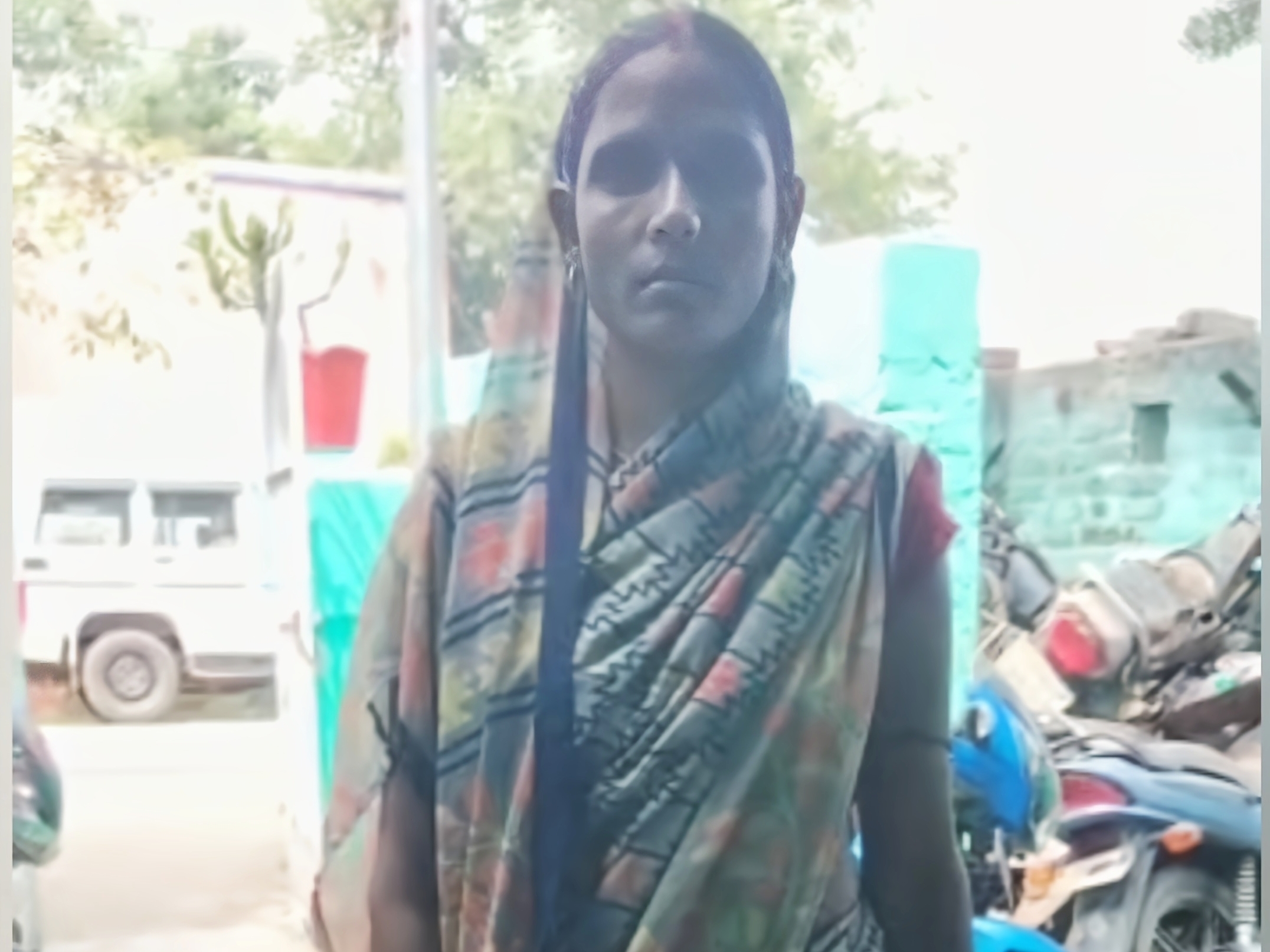 थाने में शिकायत दर्ज कराने आई बच्चियों की मां।