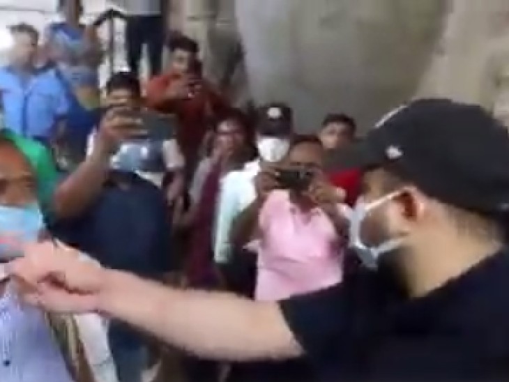 अस्पताल का निरीक्षण करते तेजस्वी यादव।