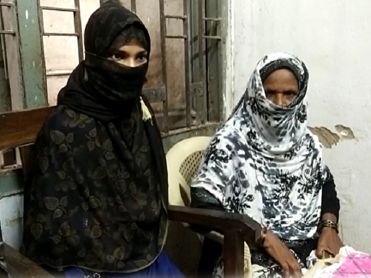 मामले को लेकर नाबालिग अपने मां के साथ महिला थाना पहुंची।