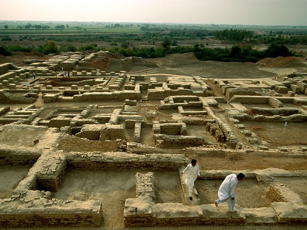 मोहनजोदड़ो की खोज 1922 में हुई थी। यह सिंध के सक्खर जिले में स्थित है।