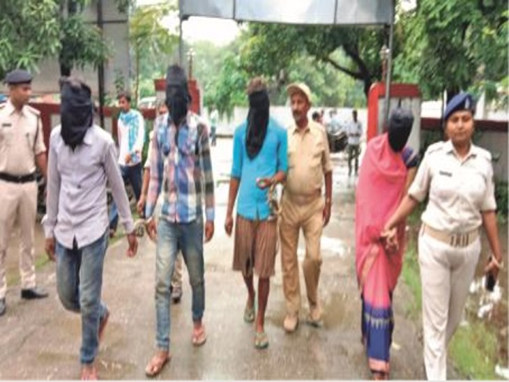 आरोपितों को गिरफ्तार कर ले जाती पुलिस। - Dainik Bhaskar