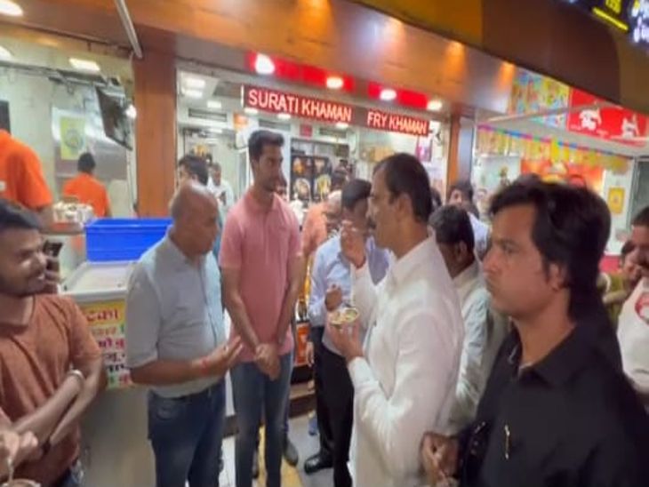 कार्यक्रम के बाद वेंकटेंश ने महापौर व अन्य के साथ लिया व्यंजनों का लुत्फ।
