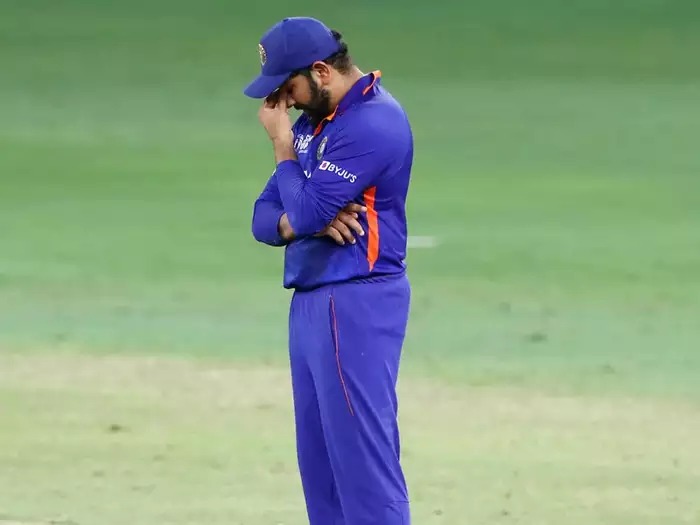 भारत को मिली हार के बाद रोहित शर्मा की ये तस्वीर सोशल मीडिया पर जमकर वायरल हो रही है।