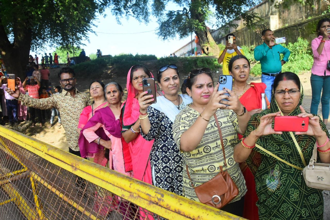 बड़ी संख्या में श्रद्धालुओं ने दर्शन का लाभ लिया