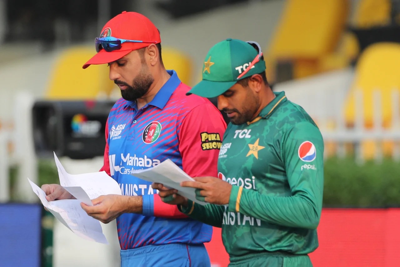अफगानिस्तान को लगा तीसरा झटका, करीम जनात 15 रन बनाकर आउट; स्कोर 83/3 | Afghanistan Vs pakistan Asia Cup LIVE Score Updates; Rashid-Khan Babar Azam, Mohammad Rizwan, Naseem Shah | PAK VS AFG Playing 11 4 के लिए मैदान पर जाते बाबर आजम और मोहम्मद नबी।