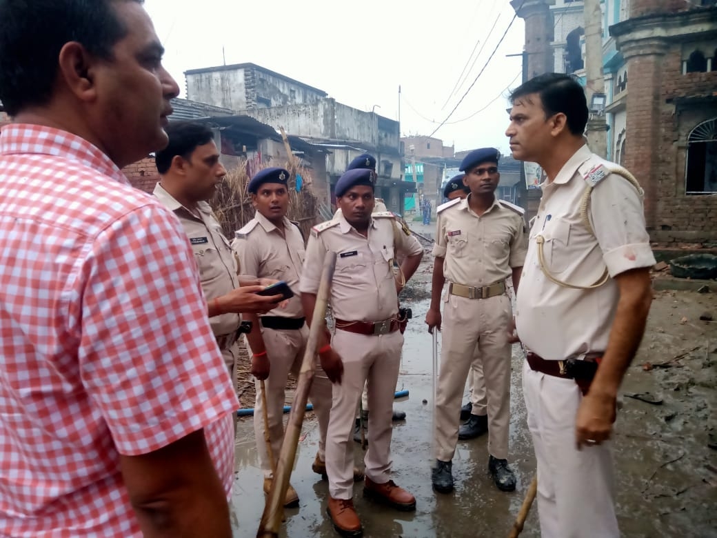 पुलिस की टीम हर गली में तैनात है।