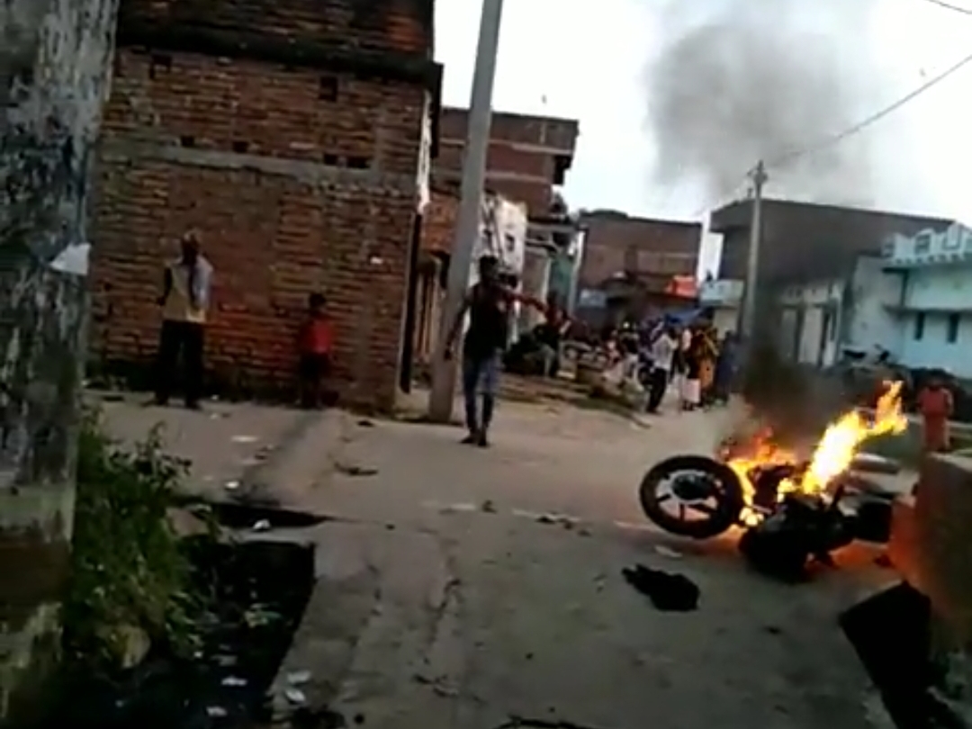 रोहतास में 1.5 लाख की बाइक जलाने का वीडियो वायरल: परिवार के विवाद में मिली  चुनौती, युवक ने पेट्रोल खोल मार दी माचिस की तिल्ली – Bharat News India