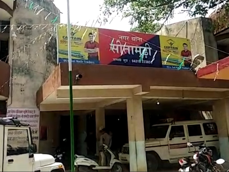 सिविल ड्रेस में कस्टमर बनकर पहुंची थी पुलिस, वेरिफिकेशन के बाद सभी को छोड़ा | Caught 10 including 4 girls from two hotels in Sitamarhi, Police had arrived in civil dress as