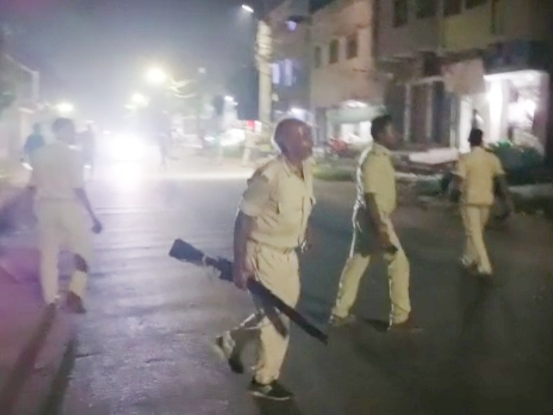 भीड़ को शांत करा रही पुलिस।