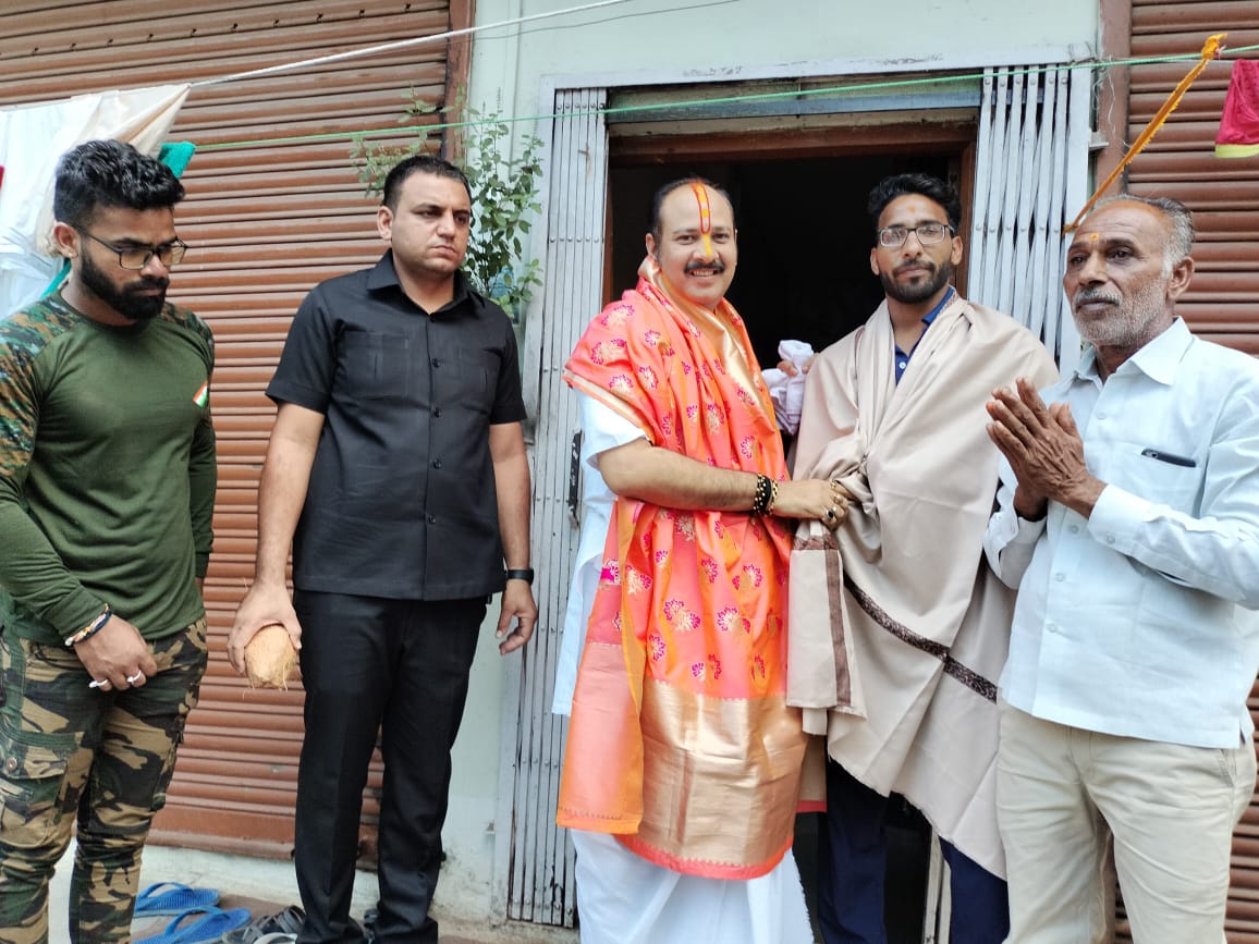 Pandit Pradeep Mishra welcomed and honored him at his home, a large ...