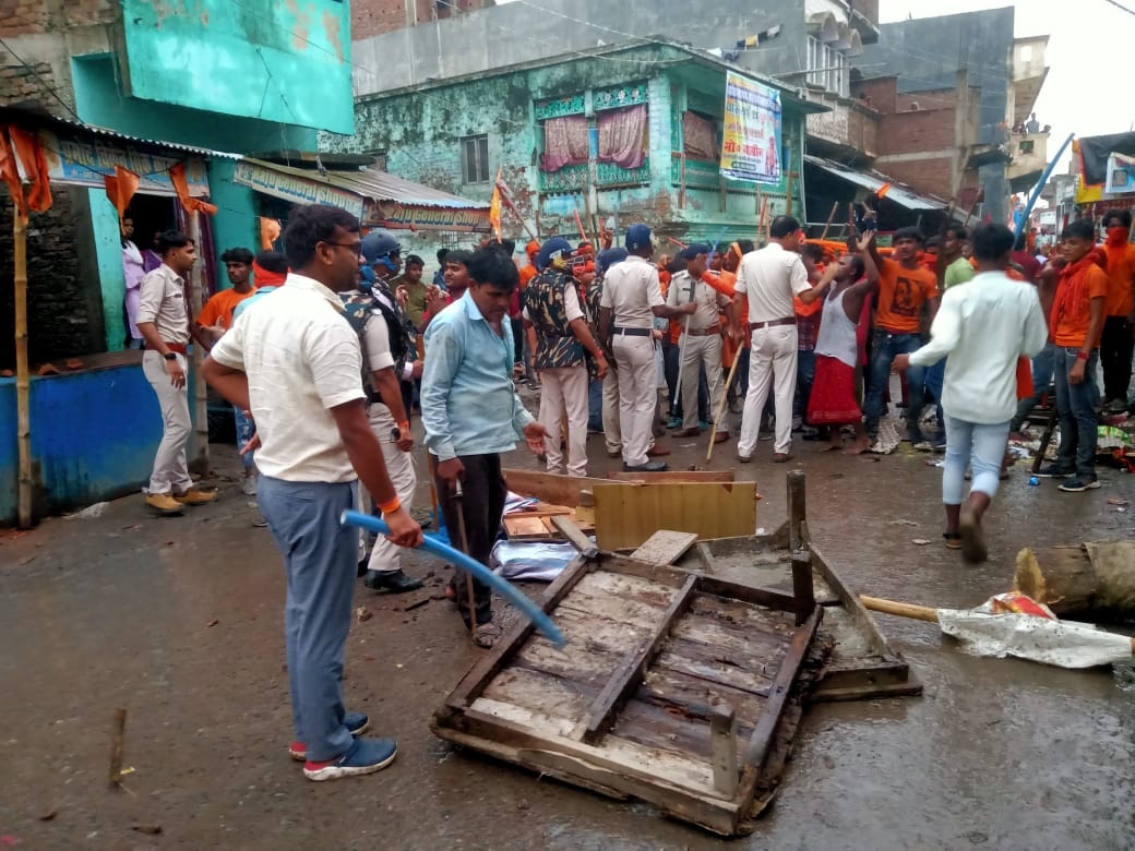 डीएम और एसपी ने लोगों से शांति बनाए रखने की अपील की है।