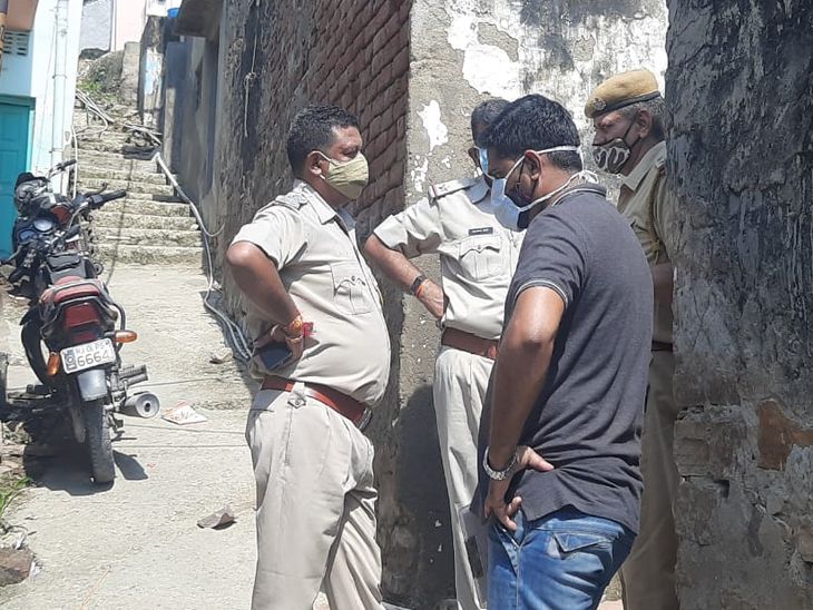 रामगंज थाना प्रभारी सतेंद्र सिंह नेगी ने मामले की जानकारी ली। आस-पास के लोगों से भी पुलिस ने पूछताछ की।