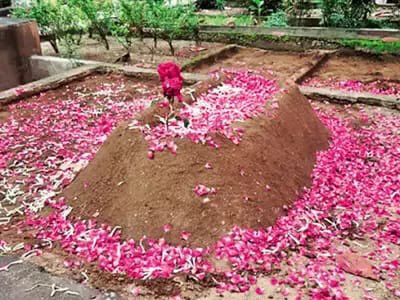 भाजपा नेता राम कदम ने याकूब के कब्र की तस्वीर शेयर की है, जिसे गुलाब के फूलों से सजाया गया है।