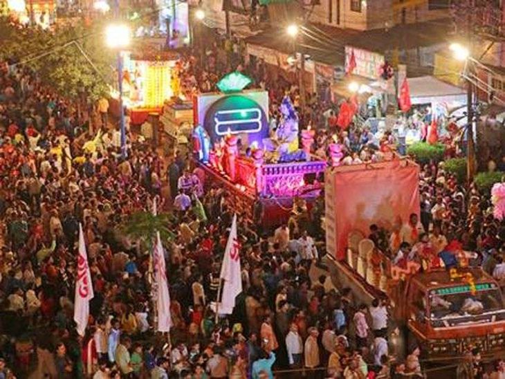 जुलूस में झांकी निकलने के वक्त भारी संख्या में लोग इकट्ठा होते थे। ओटलों, दरवाजों, खिड़कियों और बालकनी झांकी देखने के ठीये थे।