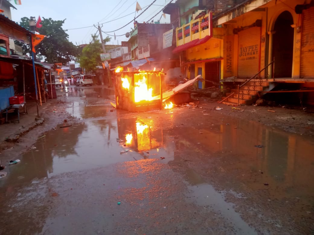 धू-धू कर जलती पान की दुकान।