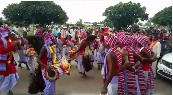 पारंपरिक रूप से एयरपोर्ट के बाहर कलाकर भी उनका स्वागत करने को तैयार हैं।