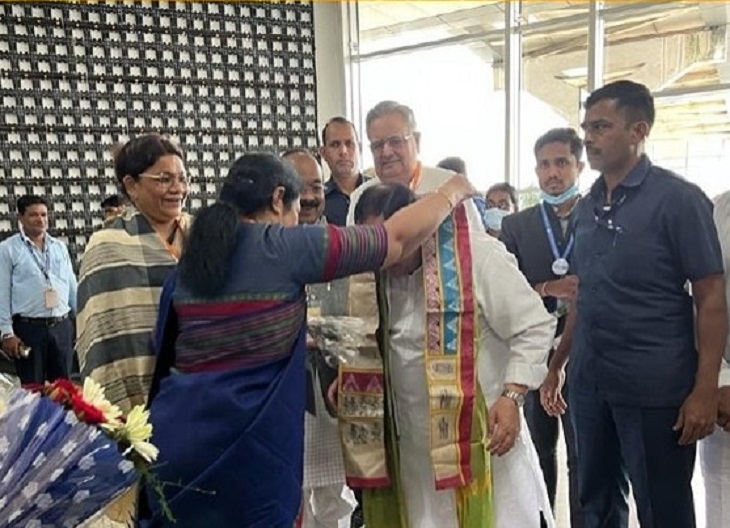 भाजपा प्रभारी डी पुरंदेश्चरी ने प्रदेश का राजकीय गमछा पहनाकर नड्‌डा का स्वागत किया।