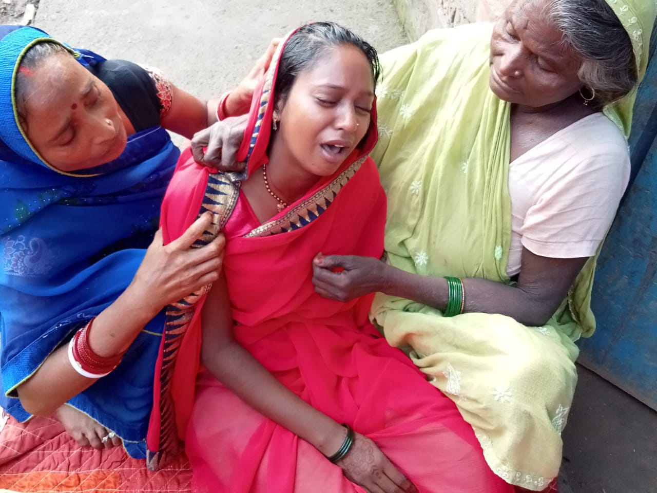 मृतक के रोते बिलखते परिजन।