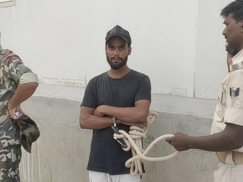 मो. कलीम ने रोहित के नाम से सोशल मीडिया पर फेक आईडी बनाकर दोस्ती की।