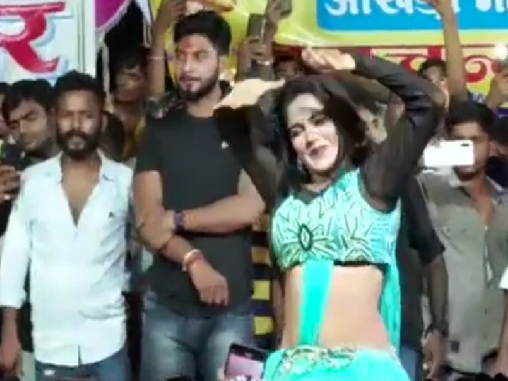 भोजपुर गानें पर डांस कर रही थी त्रिशाकर मधुकर।