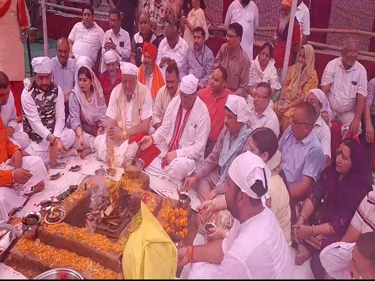 हवन यज्ञ में आहुतियां डालते विजय सांपला, रमन अरोड़ा और शीतल अंगुराल
