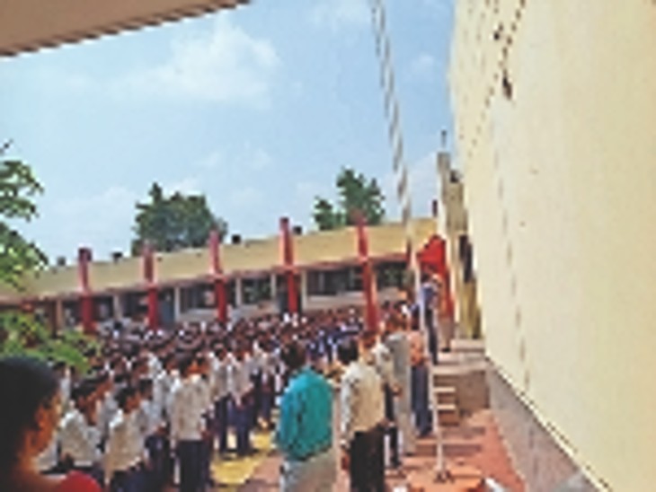 छात्र-छात्राओं को साइबरके विषय में बताते हुए। - Dainik Bhaskar