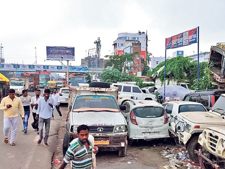 सदर थाना के आगे सर्विस लेन पर पार्क की गई जब्त हुई गाड़ियां। - Dainik Bhaskar