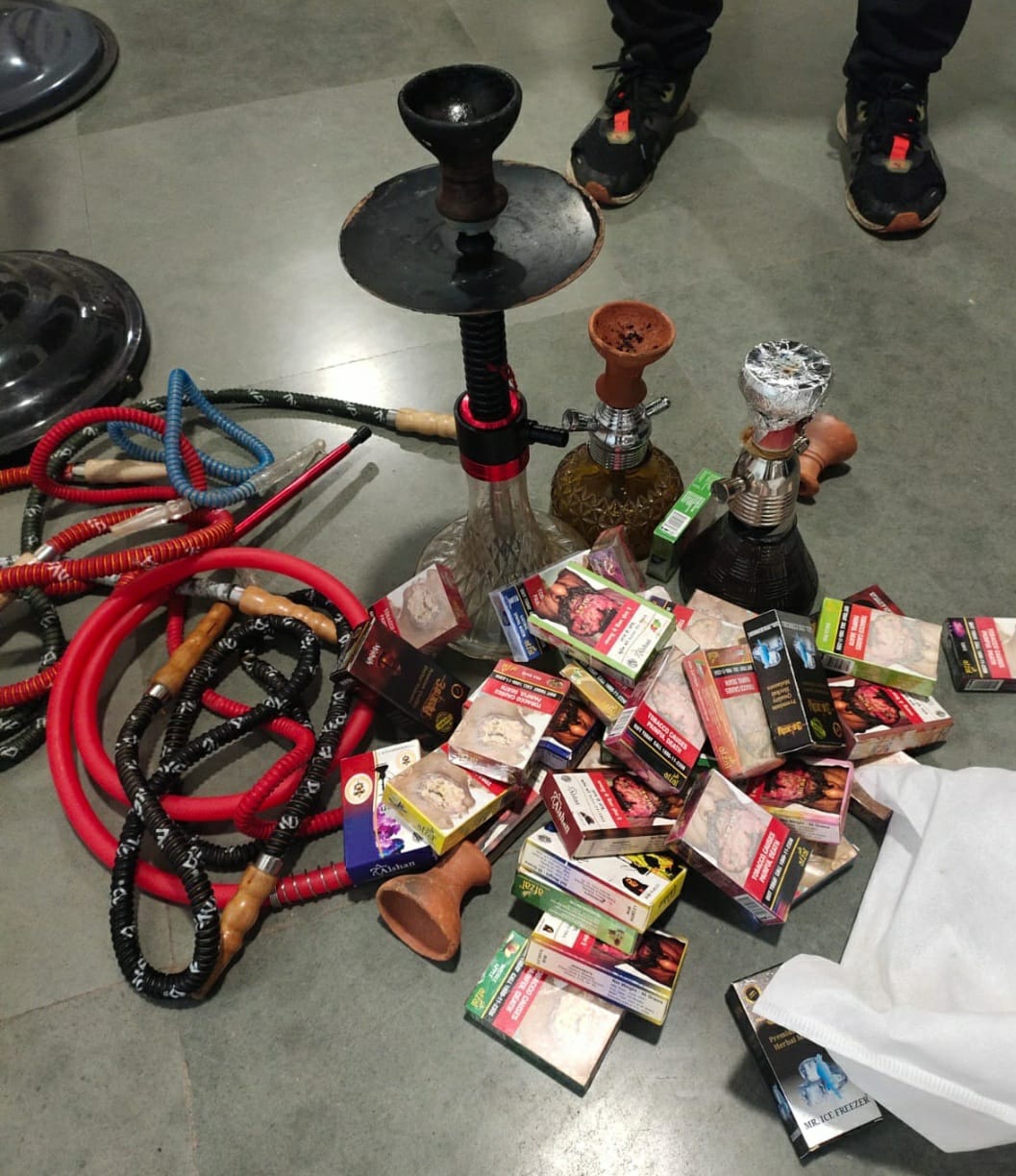 25 टीमों ने 30 अवैध हुक्का बार पर मारी रेड, 30 से अधिक लोग गिरफ्तार