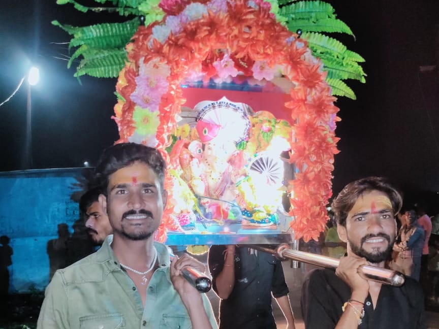 भगवान गणेश की प्रतिमा को ले जाते भक्त