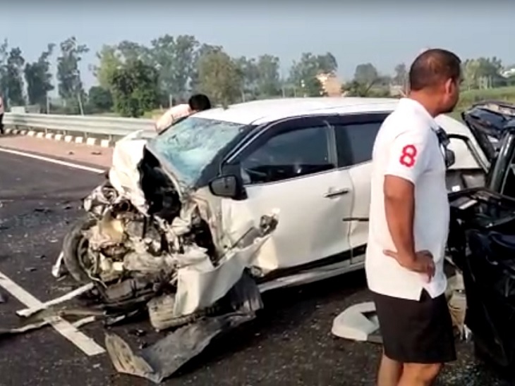 हादसे के बाद टूटी पड़ी गाड़ी।
