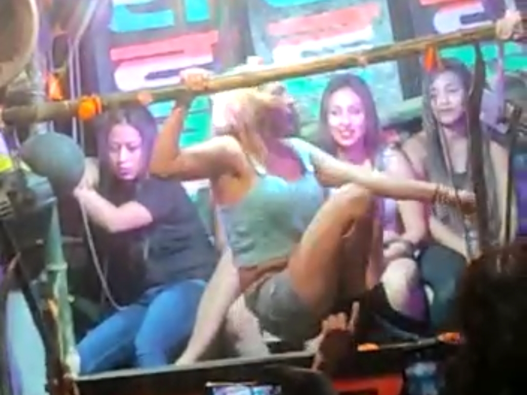 पूरी रात अश्लील गीतों पर बार-बालाओं ने ठुमके लगाए।