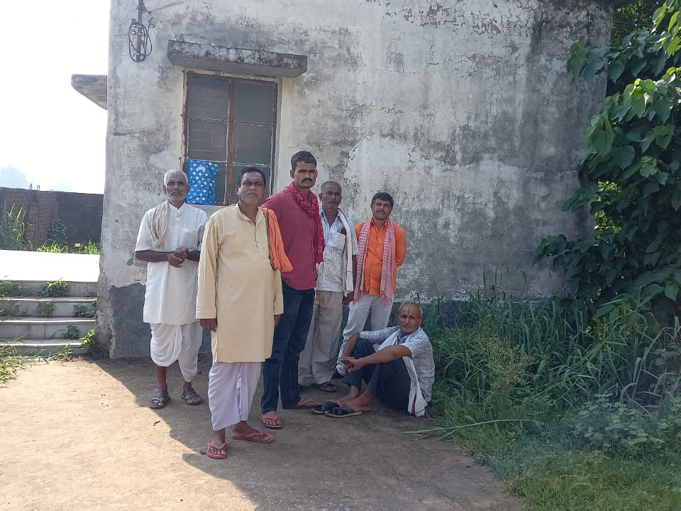 डॉक्टर ने मृत किया घोषित तो परिजन बिना पोस्टमॉर्टम के ही शव लेकर पहुंचे  गांव, कराया झाड़-फूंक | If the doctor declared dead, then the family  members reached the village with the