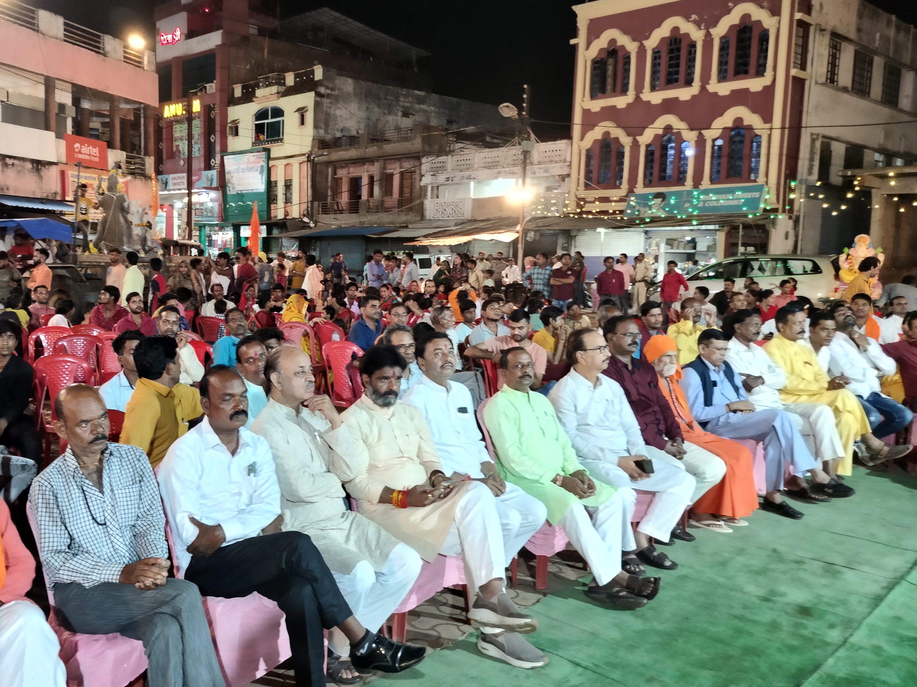 श्री हिंदू उत्सव समिति के कार्यक्रम में मौजूद लोग